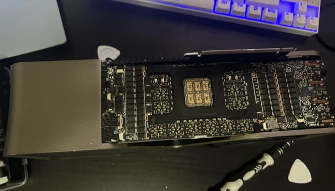 PCB کارت RTX 4090 در کناره کارت قرار نصب می‌شود.