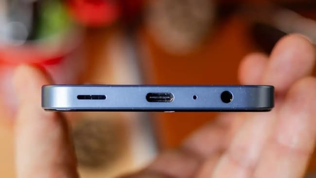 جک هدفون، درگاه USB-C و یکی از بلند گو های A25 در قسمت پایینی گوشی