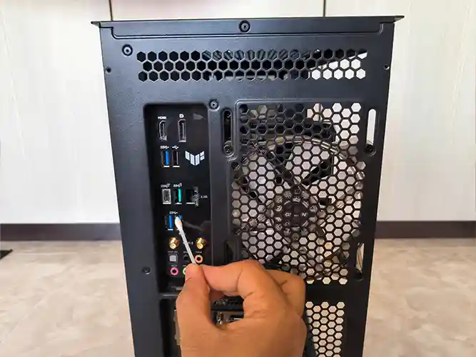 تمیز کردن پنل پشتی کیس کامپیوتر