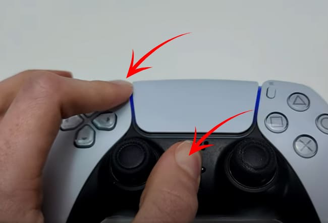 فشردن همزمان دکمه‌های PlayStation و Create  برای فعال‌سازی حالت همگام‌سازی