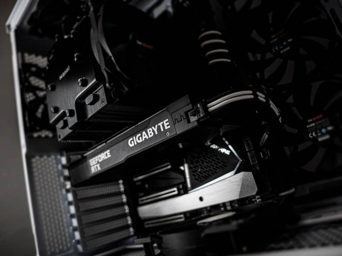 کارت گرافیک گیگابایت داخل کیس