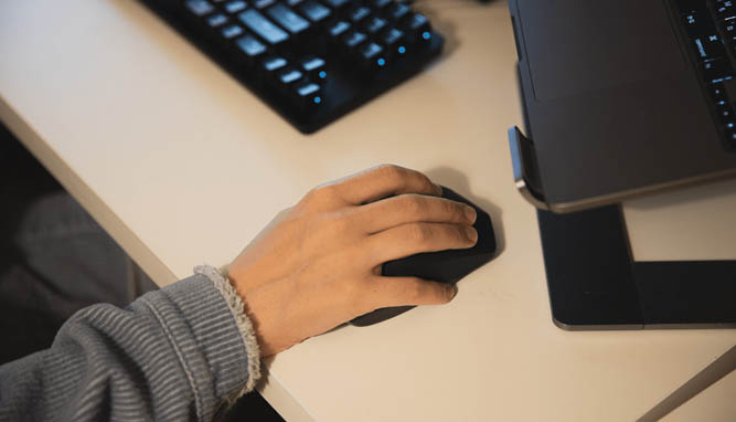 فردی در حال کار با موس