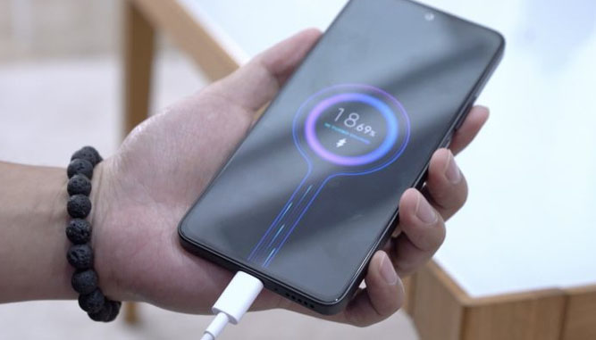 ردمی نوت 13 در حال شارژ