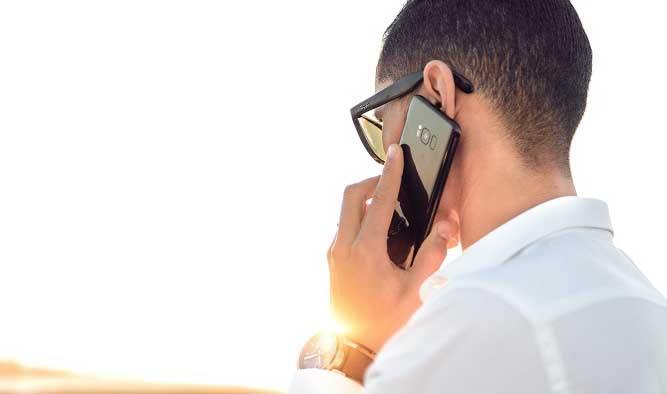  فردی در حال حرف زدن با گوشی