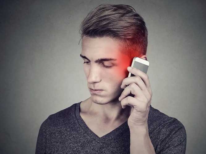  فردی با گوشی صحبت می کند