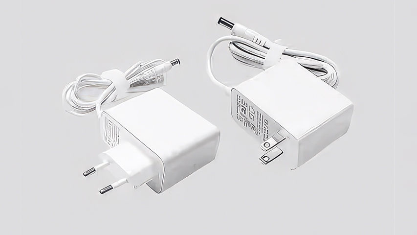  دو آداپتور مودم در کنار هم