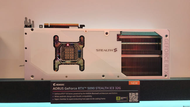 طراحی  AORUS GeForce RTX 5090 Stealth ICE