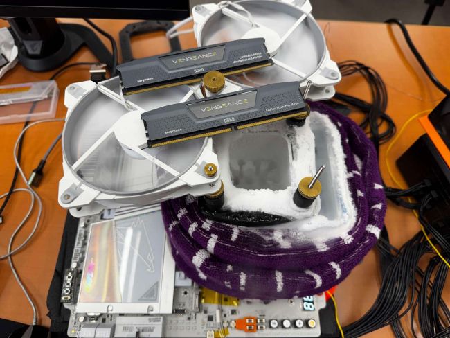 اورکلاک روی مادربرد Z890 گیگابایت