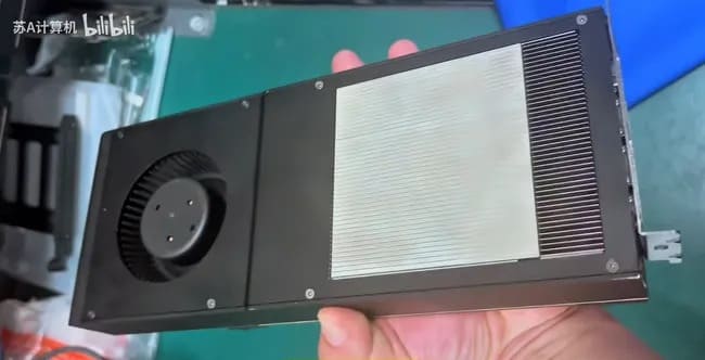 کارت گرافیک RTX 5090D با کولر دمنده