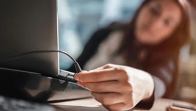 اتصال شارژر به لپ تاپ