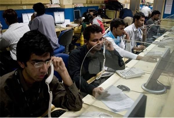 کارمندان هندی در حال پاسخ تلفتن