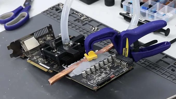 کارت گرافیک GTX 1080 Ti با خنک کننده مایع سفارشی