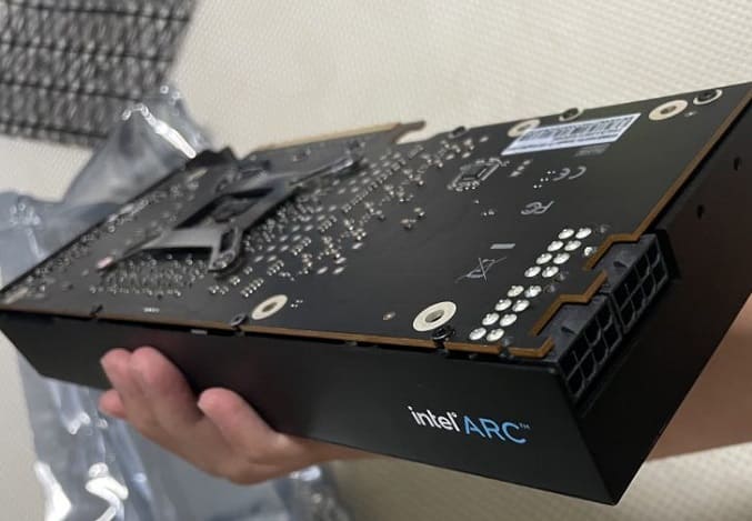 کارت گرافیک Arc A750 با دو کانکتور ۸ پینی