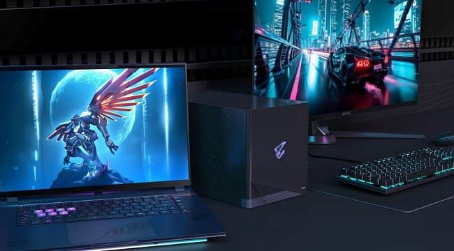 AORUS RTX 5090 AI BOX در کنار لپ تاپ گیگابایت