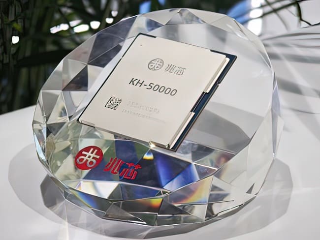 پردازنده KH-50000 در یک محفظه کریستالی با لوگوی شرکت زائوشین نمایش داده شده است.