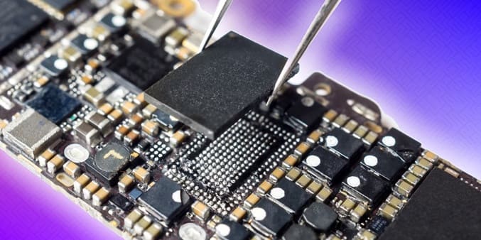 چیپ حافظه در حال نصب روی گوشی