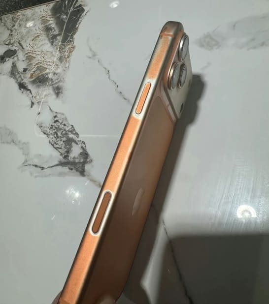 آیفون ۱۷ پرو نارجی رنگ پریده