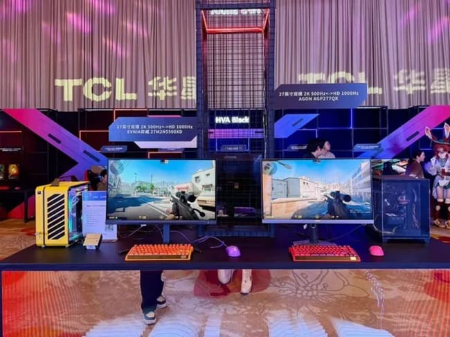 مانیتور Evnia 27M2N5500XD در کنار مانیتور گیمینگ AOC