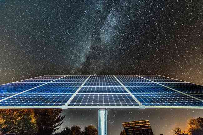 تولید برق در شب با پنل های خورشیدی