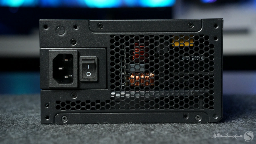 Lian-Li-RS-1000G-ac-in-socket