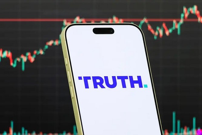 گوشی موبایل با لوگوی تروث سوشال روی صفحه