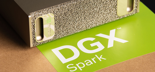 نمای نزدیک از بدنه و لوگوی NVIDIA روی DGX Spark