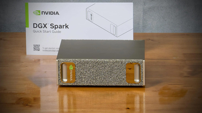 مقایسه ابعاد فشرده انویدیا DGX Spark با کیبورد و ماوس