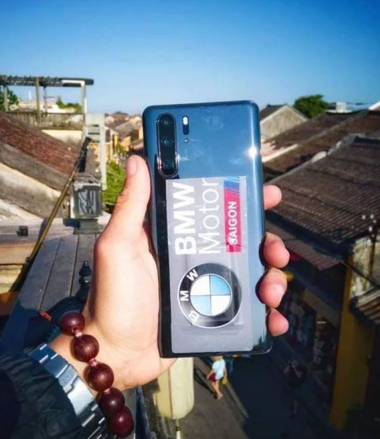 2019-03-01 14_42_32-Huawei P30 Pro spotted in real with Richard Yu; Blue model also leaked - Gizmoch.jpg