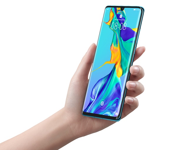 P30 Pro_Front 45 right in hand.jpg