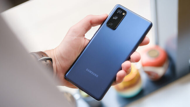 Samsung-Galaxy-S20-FE-in-hand.jpg