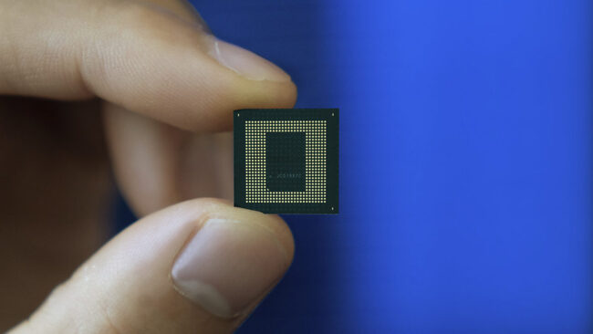 Qualcomm-Snapdragon-888-chip-in-hand.jpg