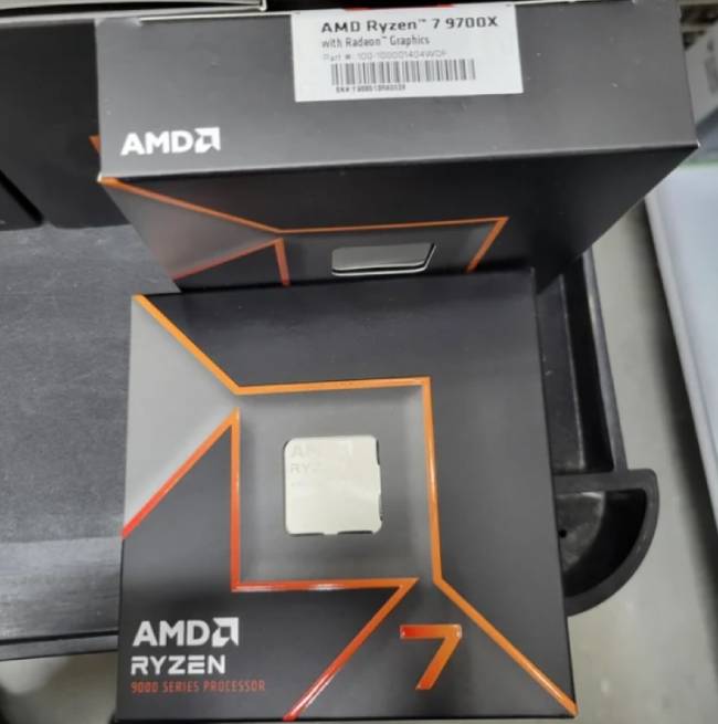 تصویر پردازنده AMD Ryzen 7 9700X