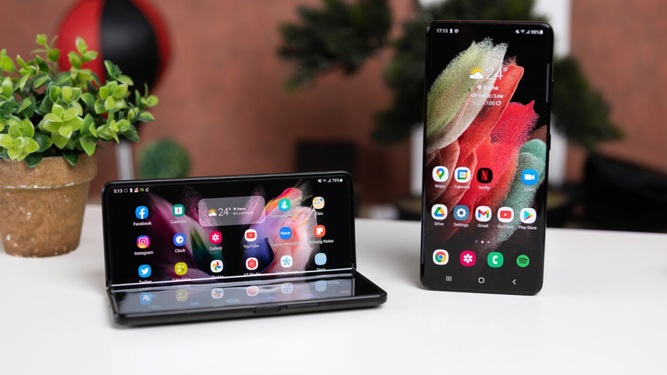 نمایی از گوشی galaxy z fold 4