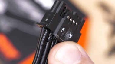 کارت گرافیک RTX 5090 ایسوس قربانی تازه گرفت؛ دما به 175 درجه رسید داغ شدن کابل ایسوس RTX 5090